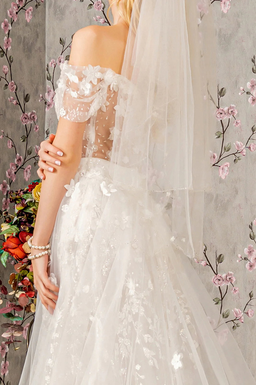 Abito da sposa con corsetto stretto trasparente con spalline lunghe e aperte, con decalcomania floreale 3D